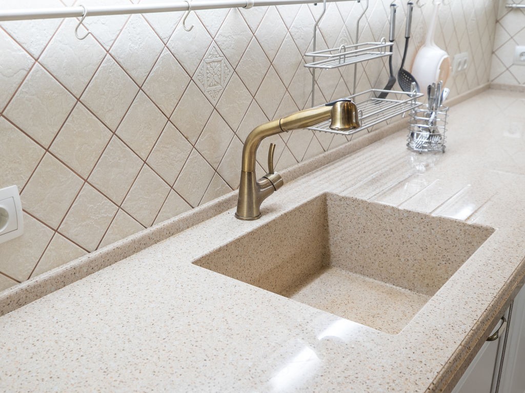 Мойка для кухни из искусственного камня бежевая фото